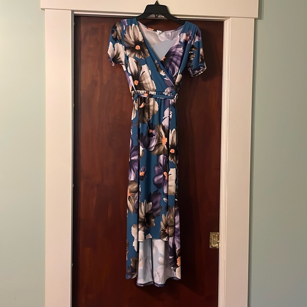 Size Medium PinkBlush Maternity blue floral maxi dress